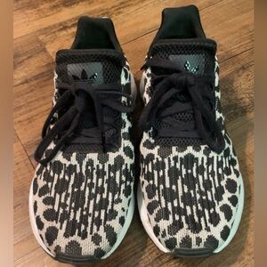 Woman’s Adidas swift run sneakers leopard print! Size 7. Good condition